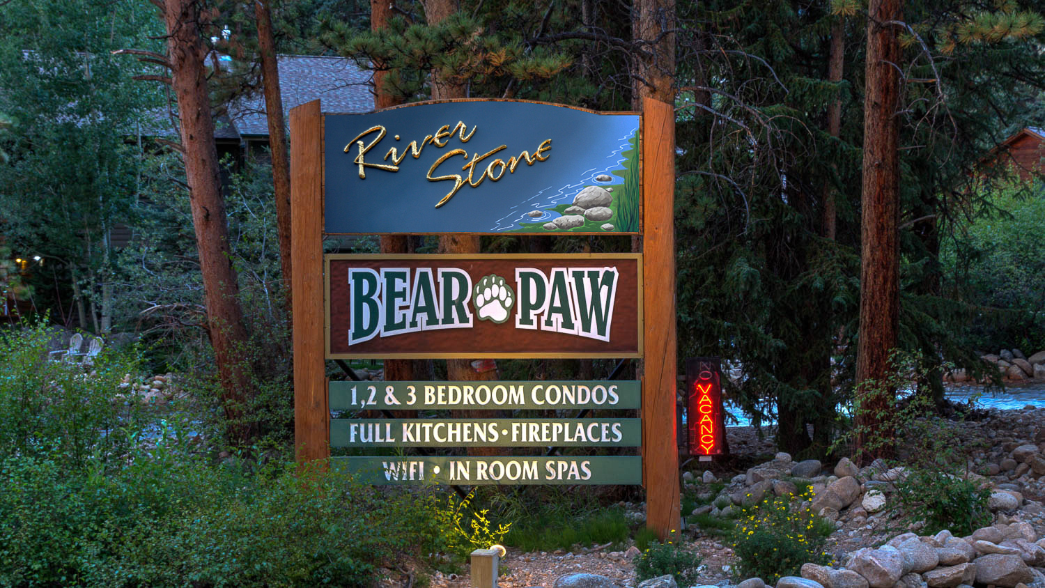 River Stone Resorts and Bear Paw main sign